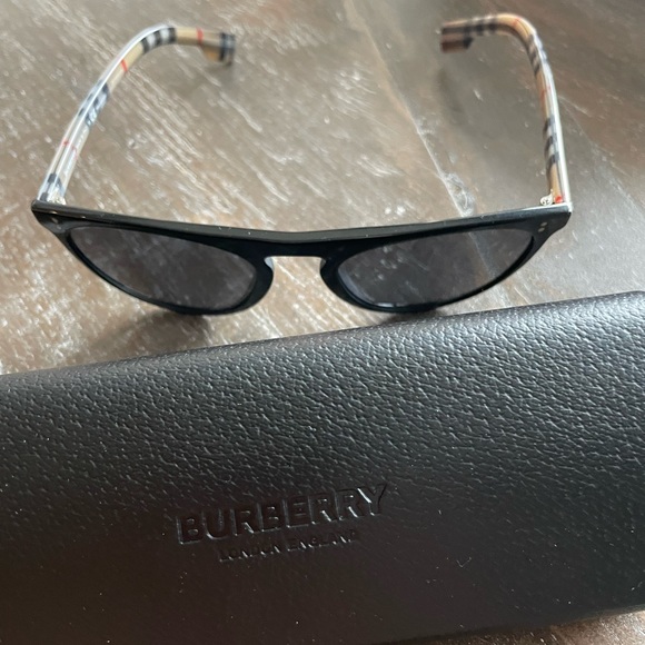 Brand new! Burberry sunglasses - Picture 2 of 3